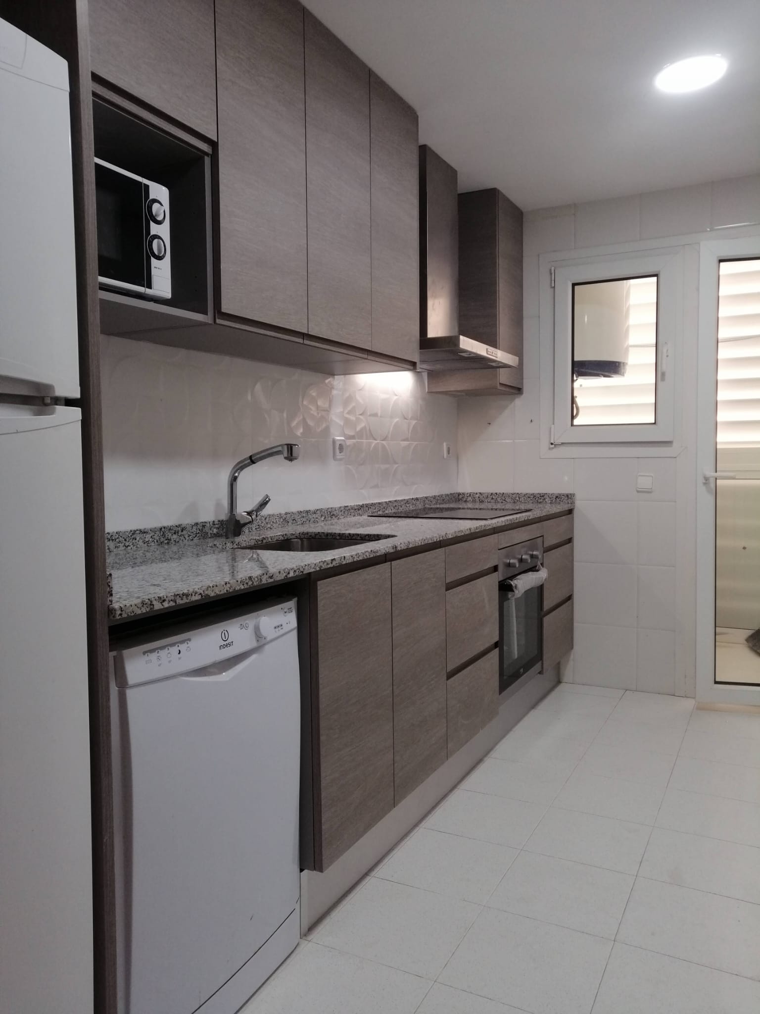 Salón moderno reformado integralmente por Reformas Yafra