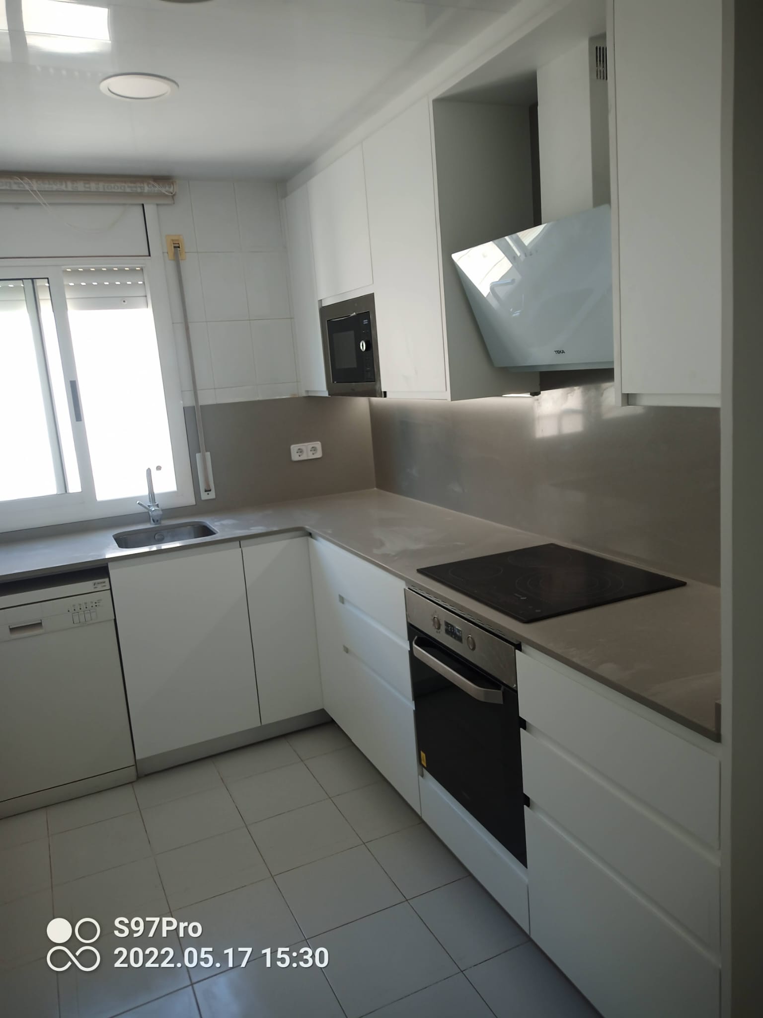 Fachada de vivienda reformada con materiales duraderos
